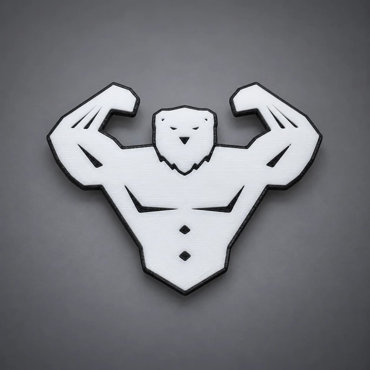 Emblema Built Wild, emblemă 3D cu ursul CNT, față albă cu contur negru, pe fundal gri