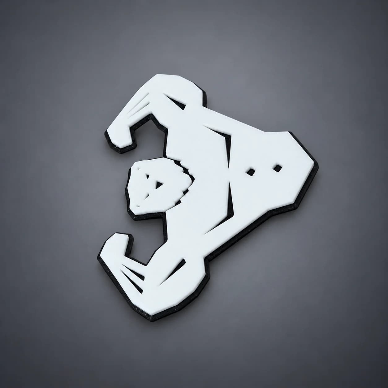Emblema Built Wild fotografiată rotită, pe fundal gri