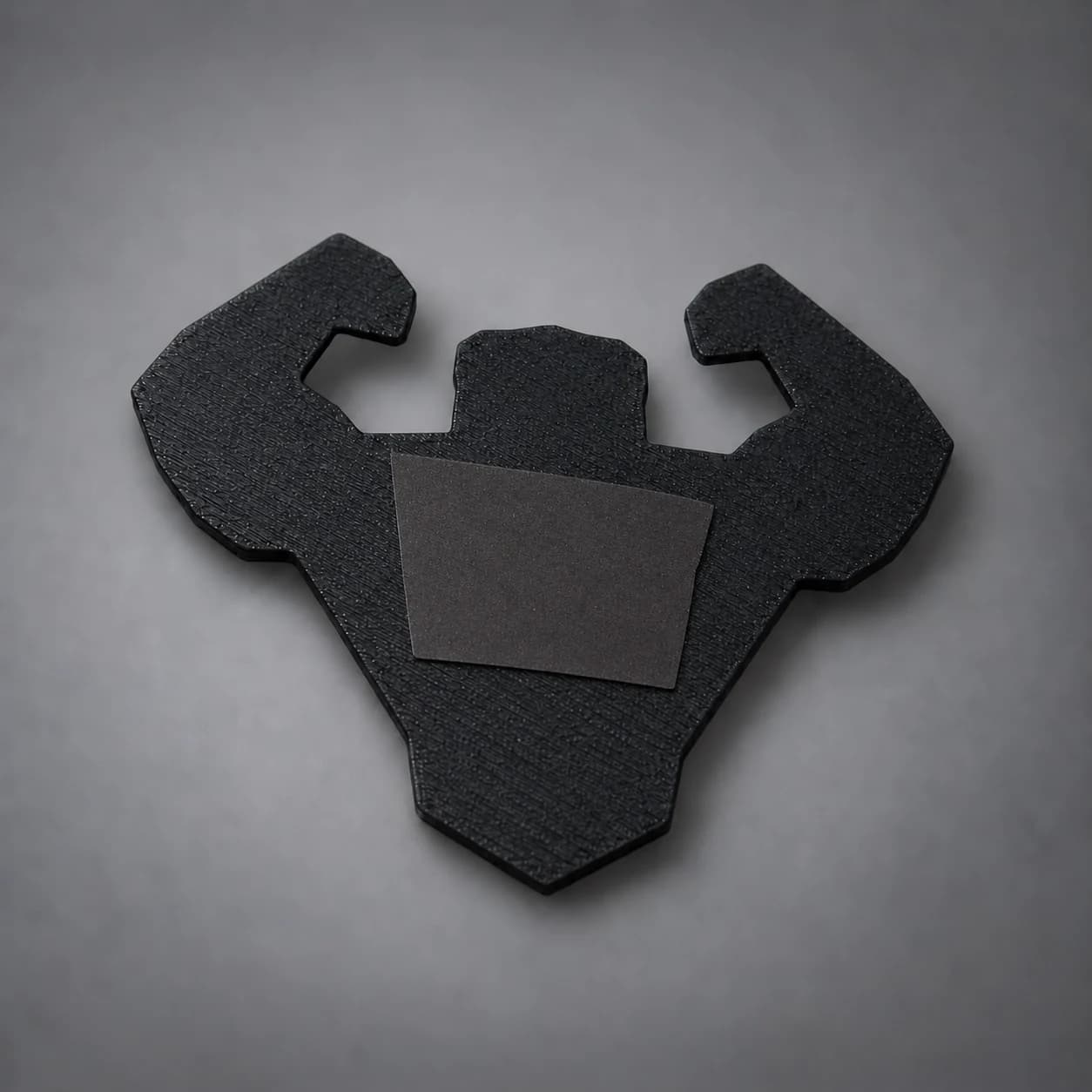 Spatele emblemei Built Wild Magnet, negru mat, cu magnet flexibil lipit pe spate