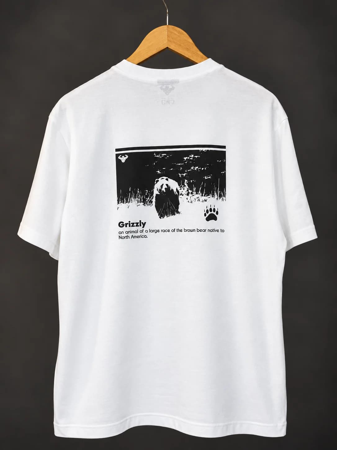 Tricou CNT Grizzly alb, spate, ursul grizzly alb-negru