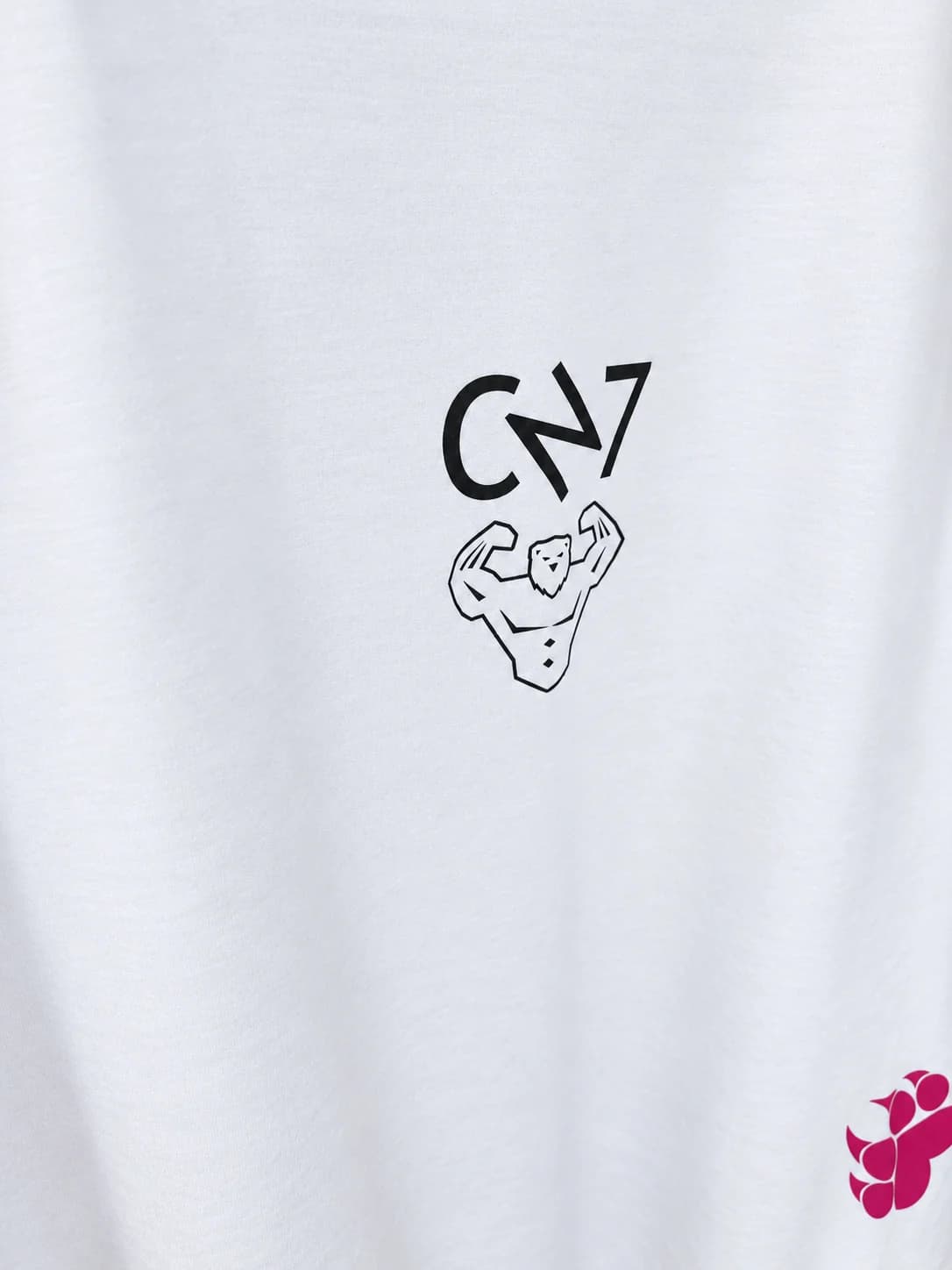 Detaliu emblema CN7 pe piept, tricou alb