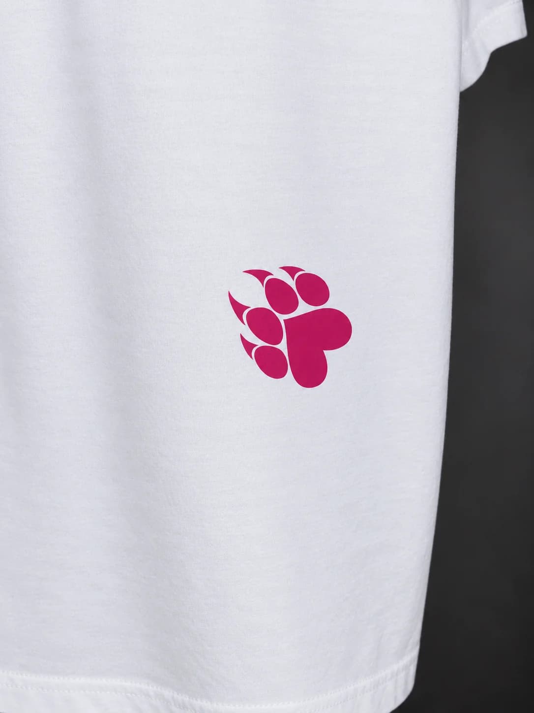 Detaliu laba roz lângă tiv, tricou alb
